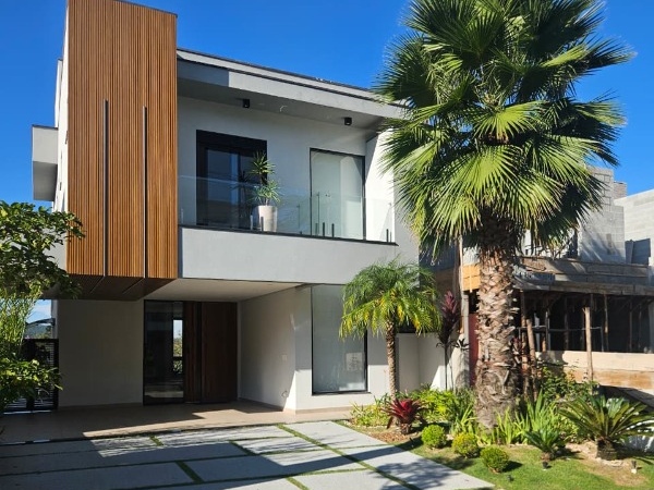 Casa 3 Suítes 344 metros em Mogi das Cruzes