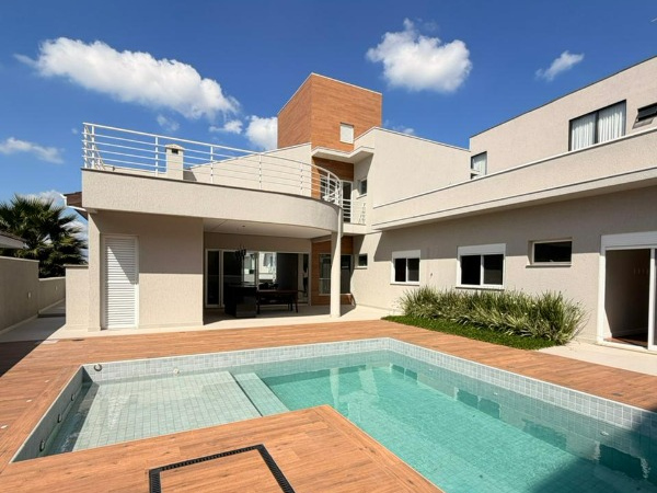 Casa 4 Suítes 2 Lotes em Mogi das Cruzes