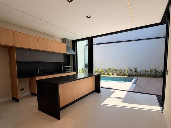 Casa 4 Dormitórios Banheira em Mogi das Cruzes