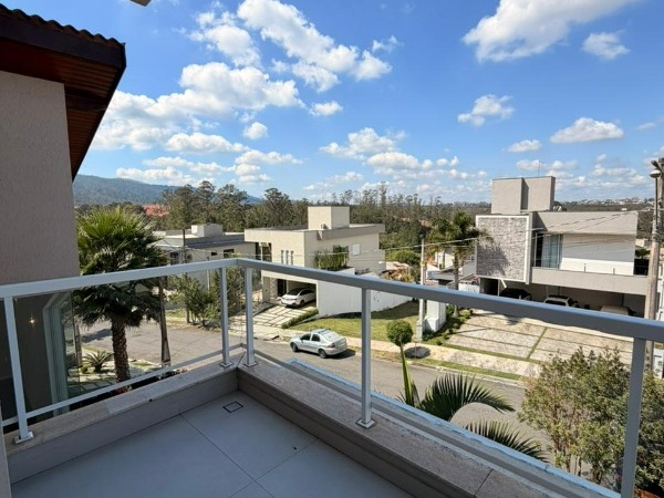 Casa 4 Suítes 2 Lotes em Mogi das Cruzes