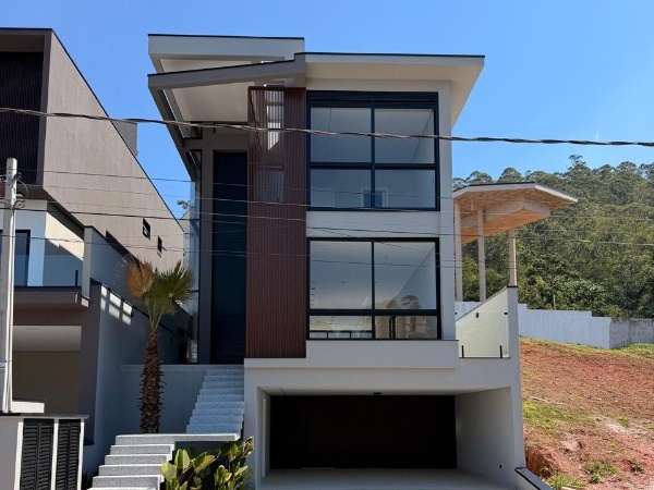 Casa 4 Dormitórios Banheira em Mogi das Cruzes