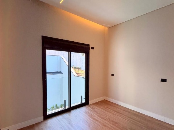 Casa 4 Dormitórios Banheira em Mogi das Cruzes