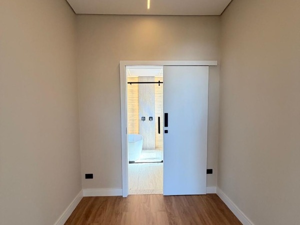 Casa 4 Dormitórios Banheira em Mogi das Cruzes