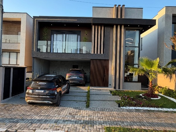 Casa 4 Suítes Porteira Fechada em Mogi das Cruzes