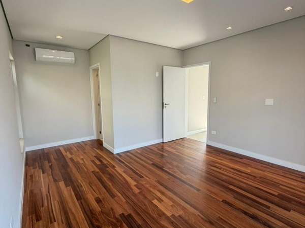 Casa 4 Suítes 2 Lotes em Mogi das Cruzes