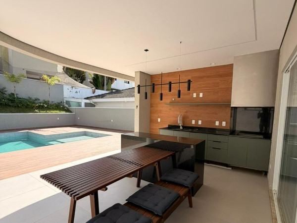 Casa 4 Suítes 2 Lotes em Mogi das Cruzes