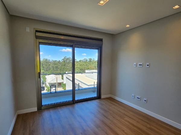 Casa 4 Suítes Piscina em Mogi das Cruzes
