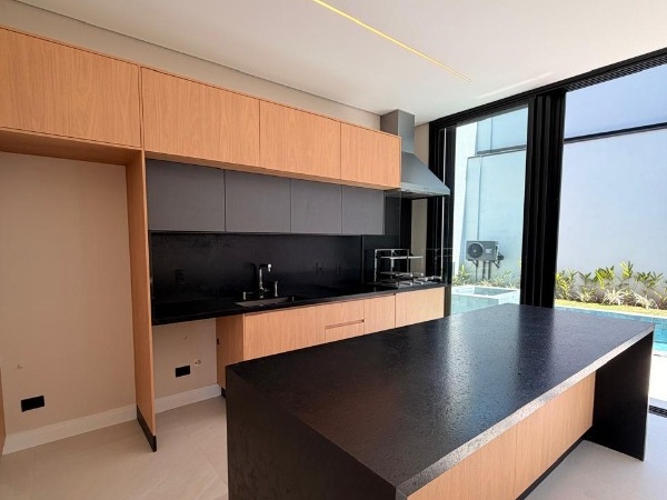 Casa 4 Dormitórios Banheira em Mogi das Cruzes