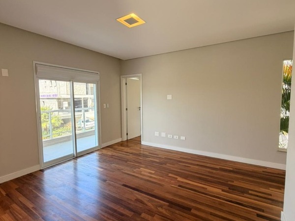 Casa 4 Suítes 2 Lotes em Mogi das Cruzes